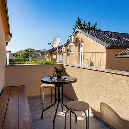 Awesome In Apartamento Gornji Karin