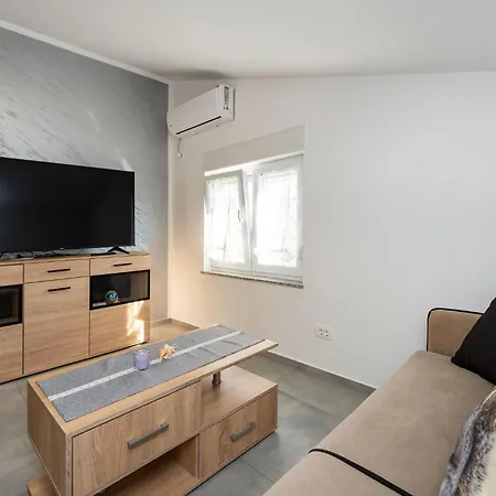 Apartamento 1 Bedroom In Gornji Karin